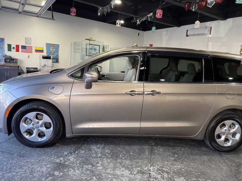 Chrysler Pacifica Vehicle Full-screen Gallery Image 14