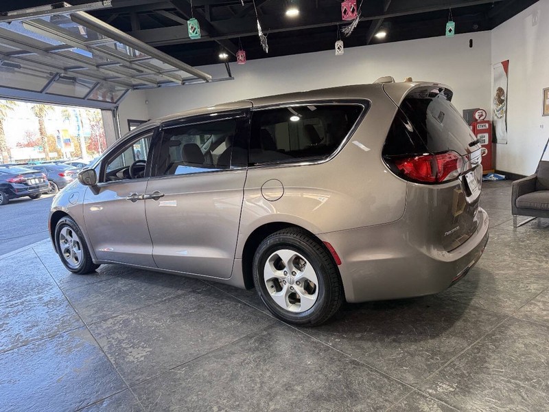 Chrysler Pacifica Vehicle Full-screen Gallery Image 26