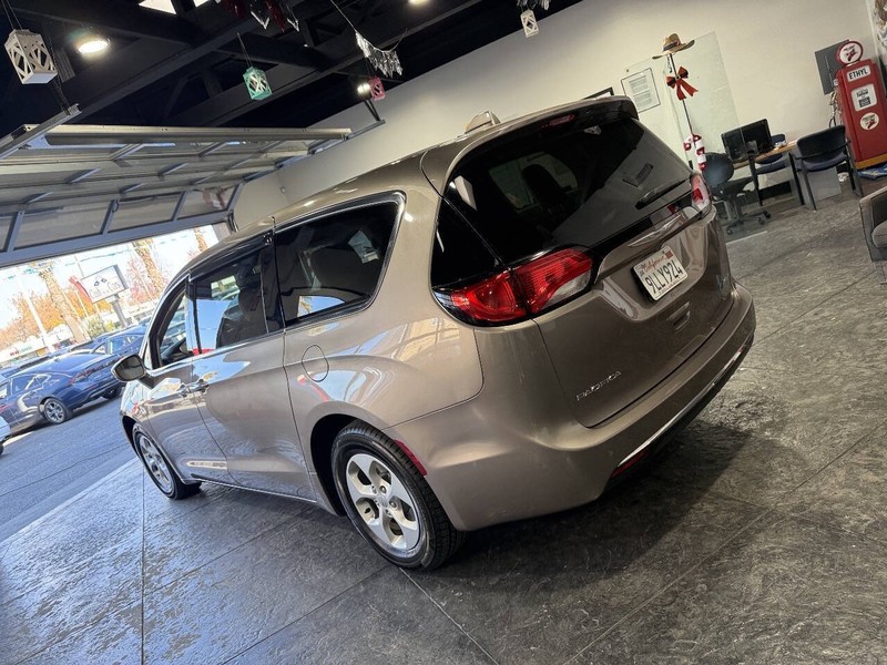 Chrysler Pacifica Vehicle Full-screen Gallery Image 29