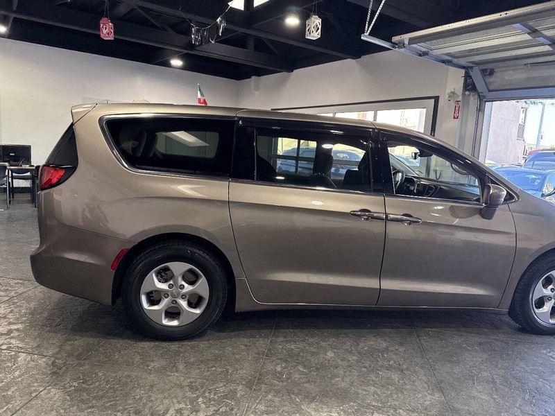 Chrysler Pacifica Vehicle Full-screen Gallery Image 32