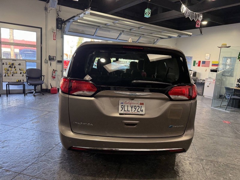 Chrysler Pacifica Vehicle Full-screen Gallery Image 33