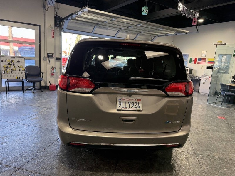 Chrysler Pacifica Vehicle Full-screen Gallery Image 34