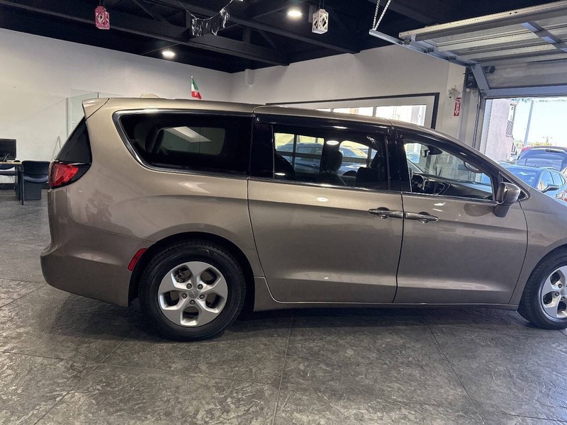 Chrysler Pacifica Vehicle Full-screen Gallery Image 37