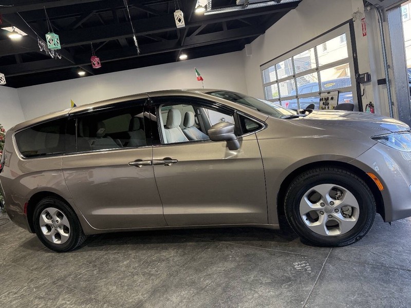 Chrysler Pacifica Vehicle Full-screen Gallery Image 40