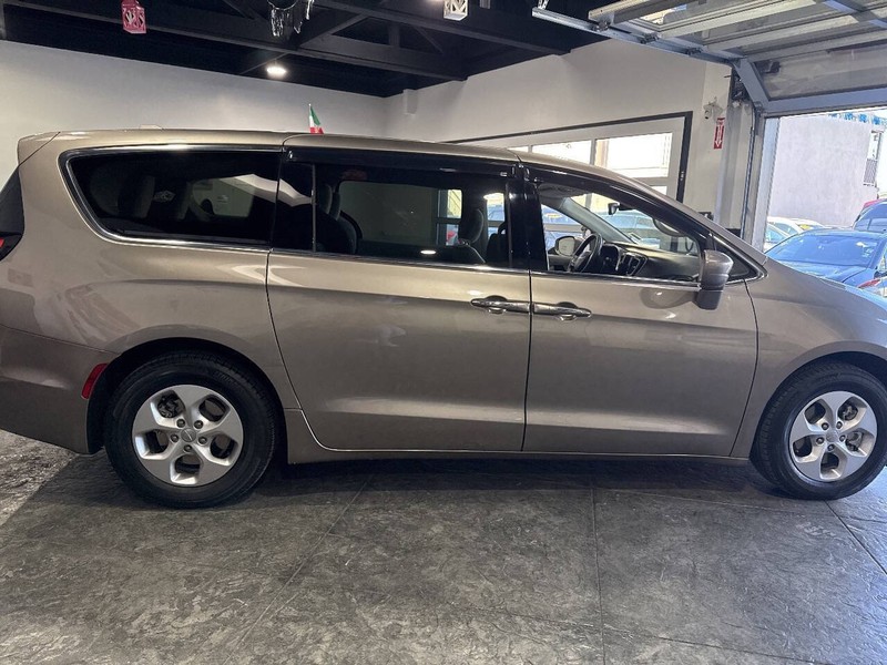 Chrysler Pacifica Vehicle Full-screen Gallery Image 42