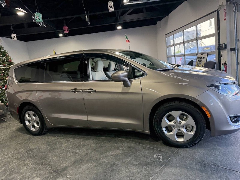 Chrysler Pacifica Vehicle Full-screen Gallery Image 43