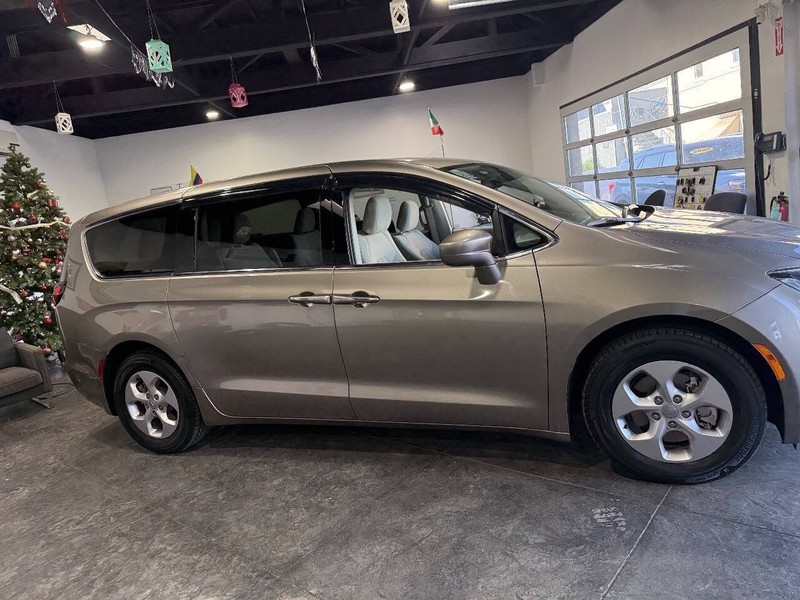 Chrysler Pacifica Vehicle Full-screen Gallery Image 44