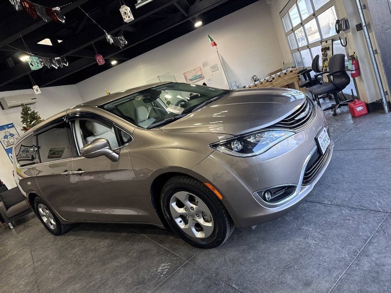 Chrysler Pacifica Vehicle Full-screen Gallery Image 50