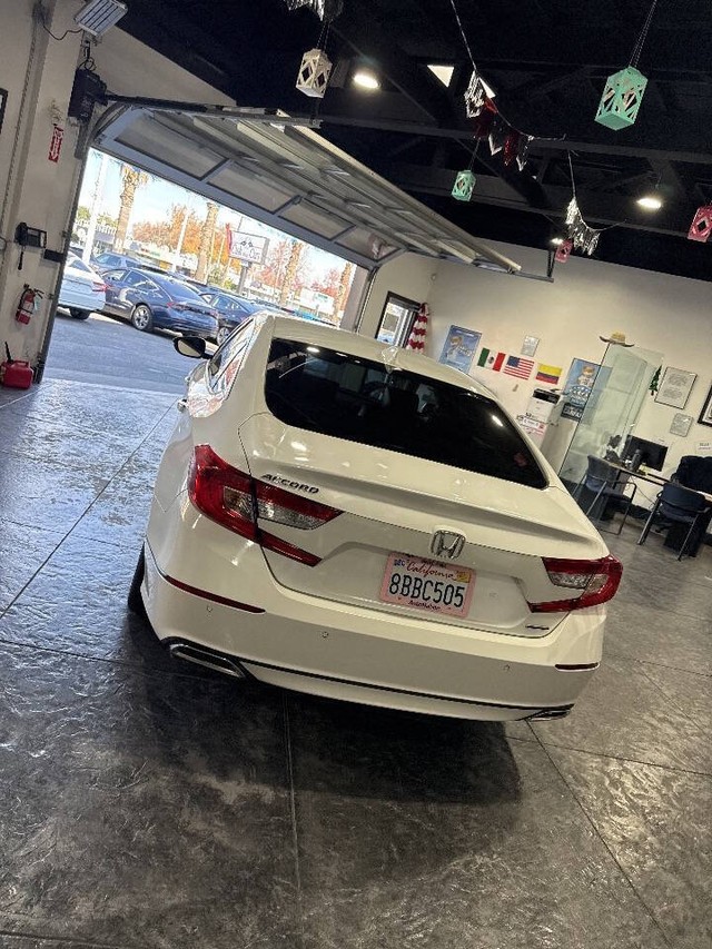 Honda Accord Sedan Vehicle Full-screen Gallery Image 24