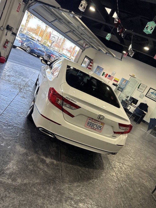 Honda Accord Sedan Vehicle Full-screen Gallery Image 25