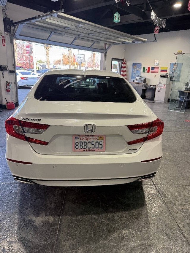 Honda Accord Sedan Vehicle Full-screen Gallery Image 31