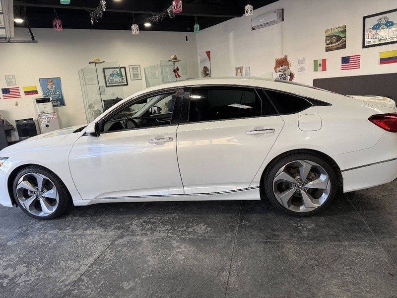 Honda Accord Sedan Vehicle Full-screen Gallery Image 12