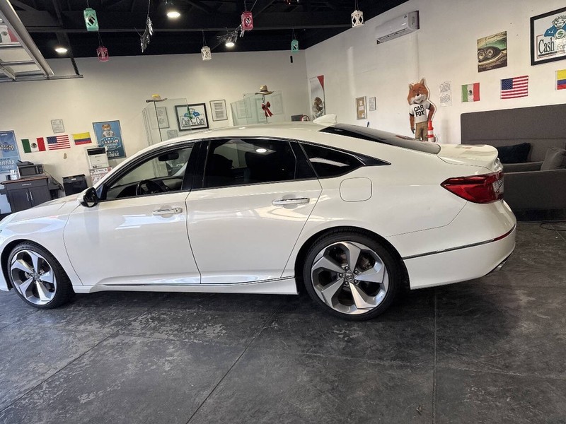 Honda Accord Sedan Vehicle Full-screen Gallery Image 15