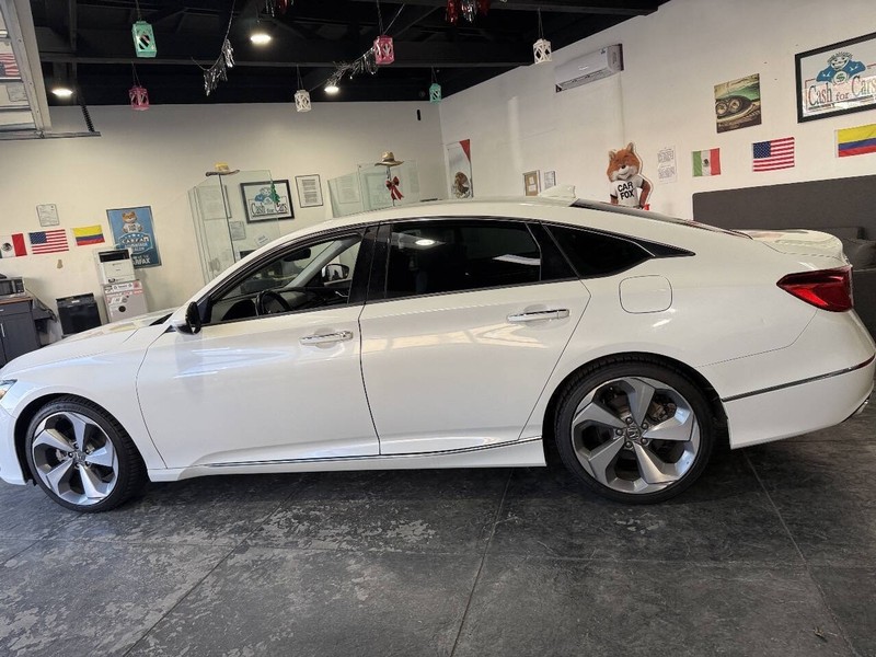 Honda Accord Sedan Vehicle Full-screen Gallery Image 17