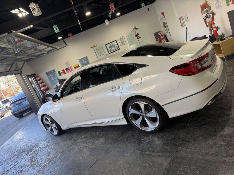 Honda Accord Sedan Vehicle Full-screen Gallery Image 18