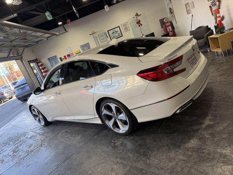 Honda Accord Sedan Vehicle Full-screen Gallery Image 23