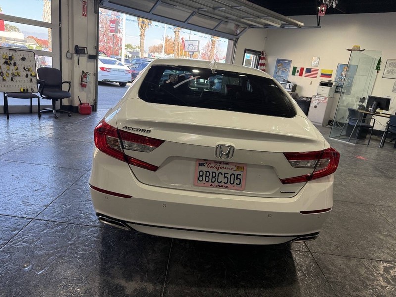 Honda Accord Sedan Vehicle Full-screen Gallery Image 27