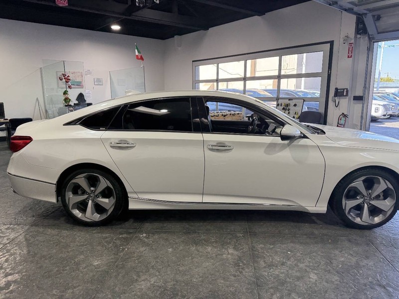 Honda Accord Sedan Vehicle Full-screen Gallery Image 29