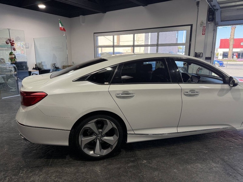 Honda Accord Sedan Vehicle Full-screen Gallery Image 30