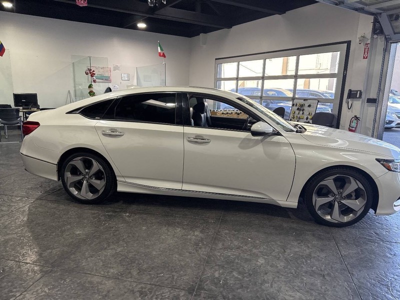 Honda Accord Sedan Vehicle Full-screen Gallery Image 34