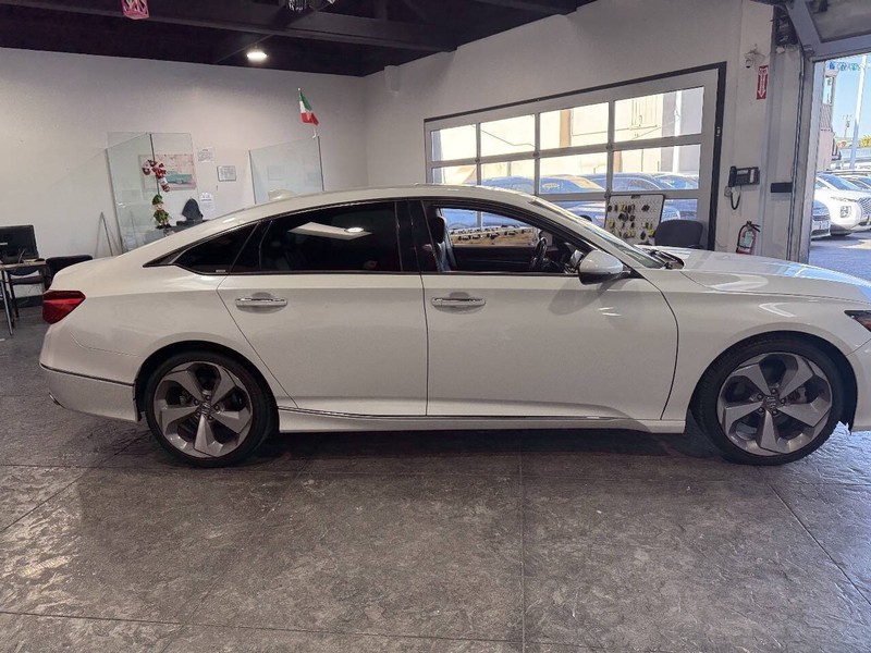 Honda Accord Sedan Vehicle Full-screen Gallery Image 35