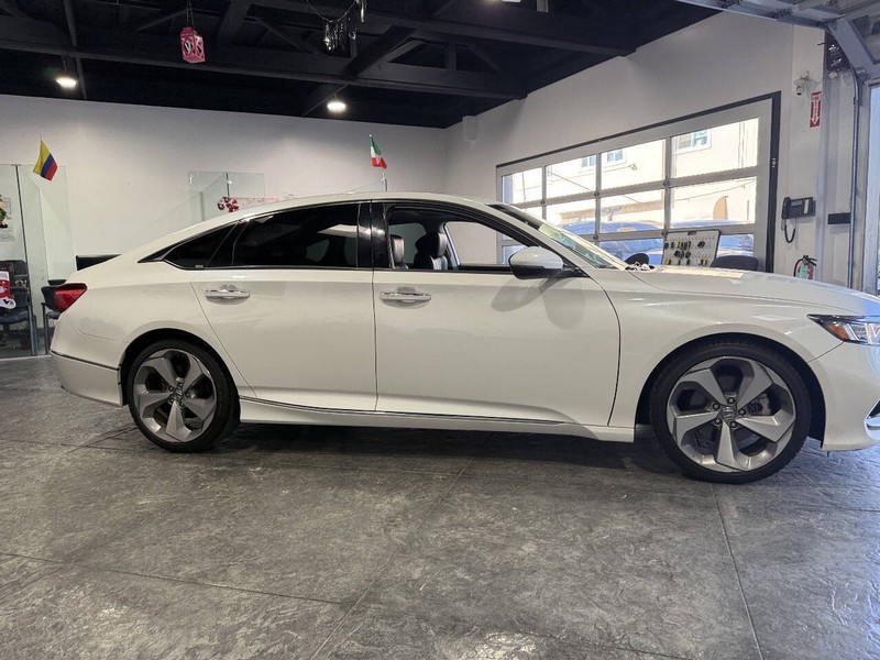 Honda Accord Sedan Vehicle Full-screen Gallery Image 37