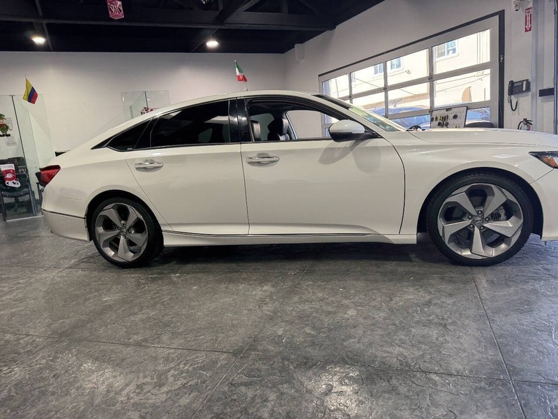 Honda Accord Sedan Vehicle Full-screen Gallery Image 38