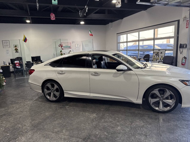 Honda Accord Sedan Vehicle Full-screen Gallery Image 41