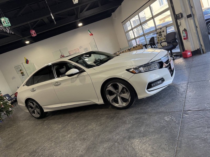 Honda Accord Sedan Vehicle Full-screen Gallery Image 42