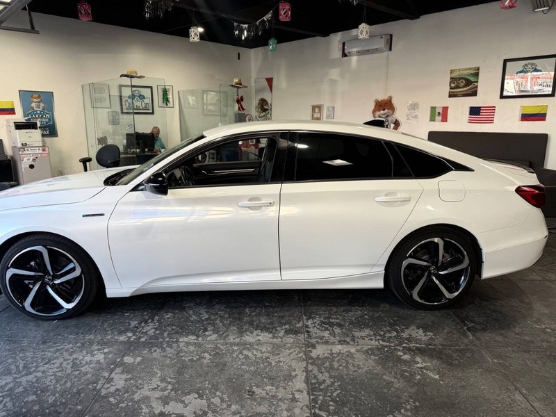 Honda Accord Hybrid Vehicle Full-screen Gallery Image 14