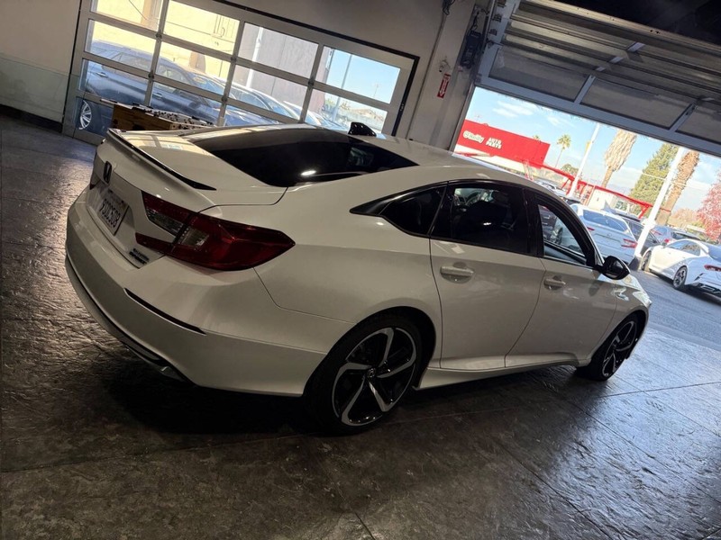 Honda Accord Hybrid Vehicle Full-screen Gallery Image 32