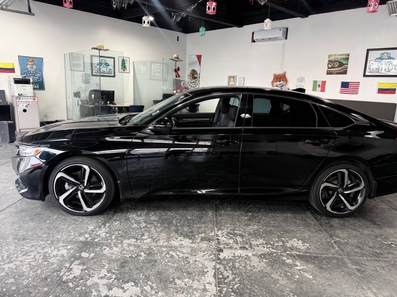 Honda Accord Sedan Vehicle Full-screen Gallery Image 13