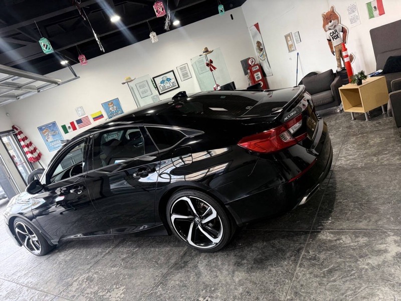 Honda Accord Sedan Vehicle Full-screen Gallery Image 23