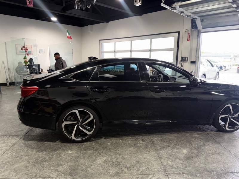 Honda Accord Sedan Vehicle Full-screen Gallery Image 28