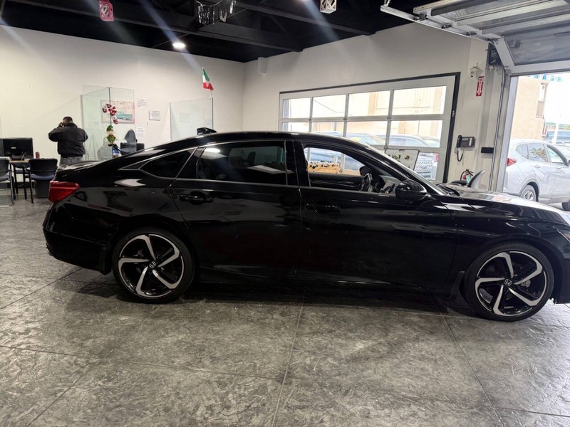 Honda Accord Sedan Vehicle Full-screen Gallery Image 35