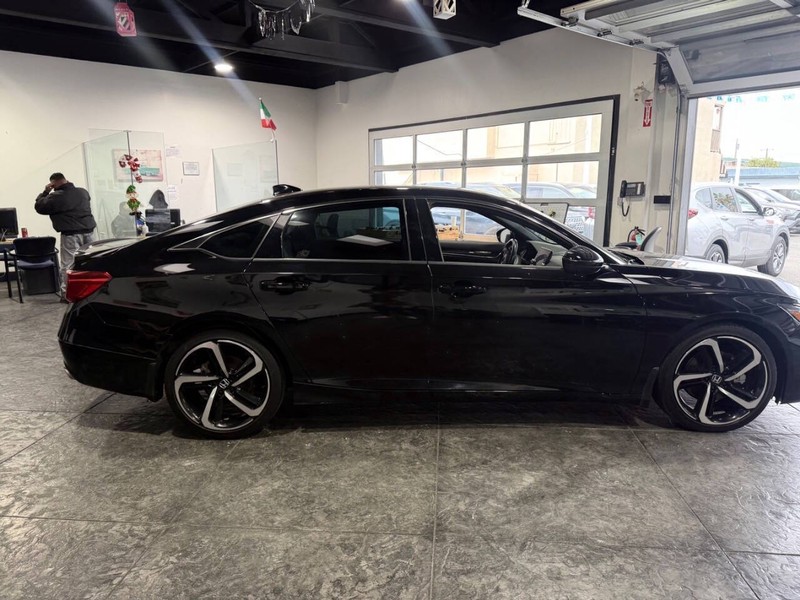 Honda Accord Sedan Vehicle Full-screen Gallery Image 36