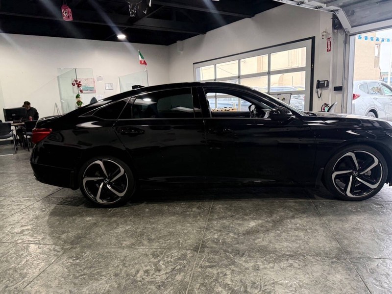 Honda Accord Sedan Vehicle Full-screen Gallery Image 37