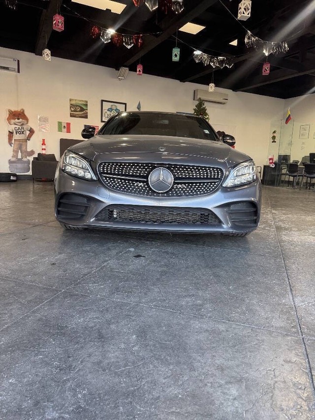 Mercedes-Benz C-Class Vehicle Full-screen Gallery Image 02