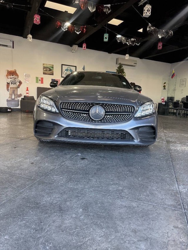 Mercedes-Benz C-Class Vehicle Full-screen Gallery Image 03