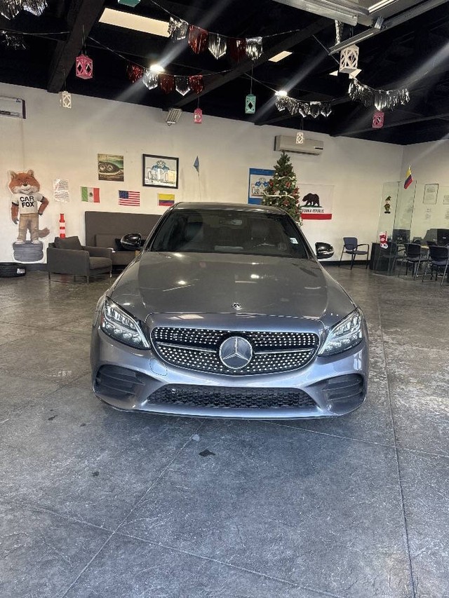 Mercedes-Benz C-Class Vehicle Full-screen Gallery Image 04