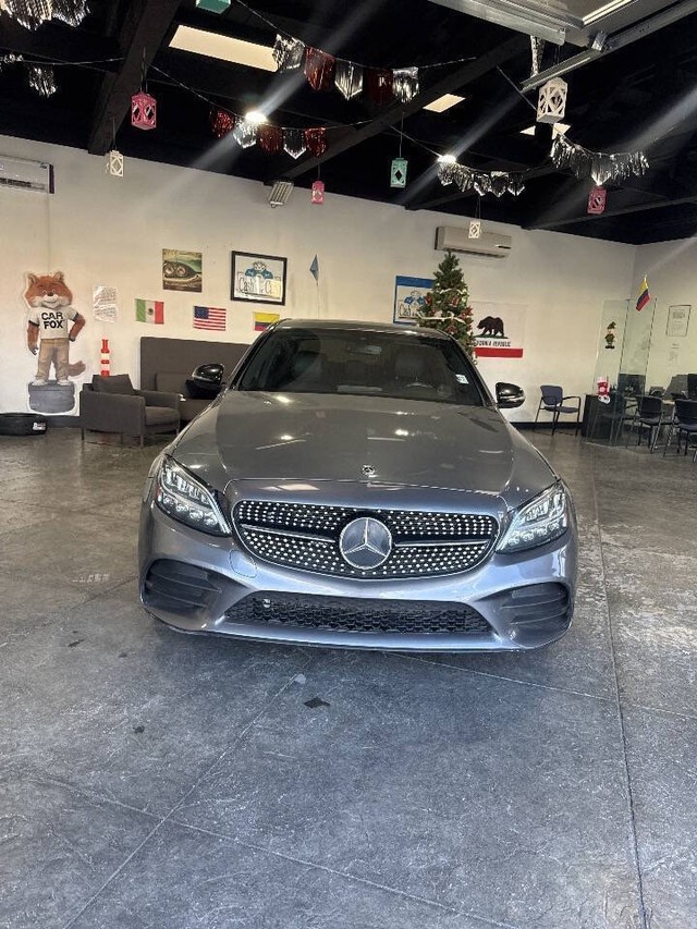 Mercedes-Benz C-Class Vehicle Full-screen Gallery Image 05