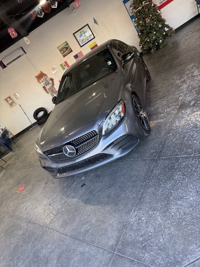 Mercedes-Benz C-Class Vehicle Full-screen Gallery Image 07