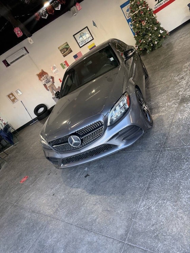 Mercedes-Benz C-Class Vehicle Full-screen Gallery Image 08