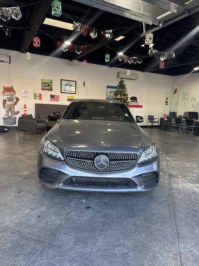 Mercedes-Benz C-Class Vehicle Full-screen Gallery Image 09