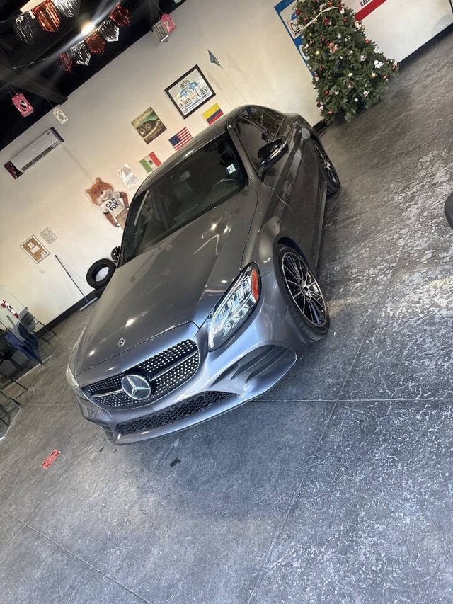 Mercedes-Benz C-Class Vehicle Full-screen Gallery Image 11