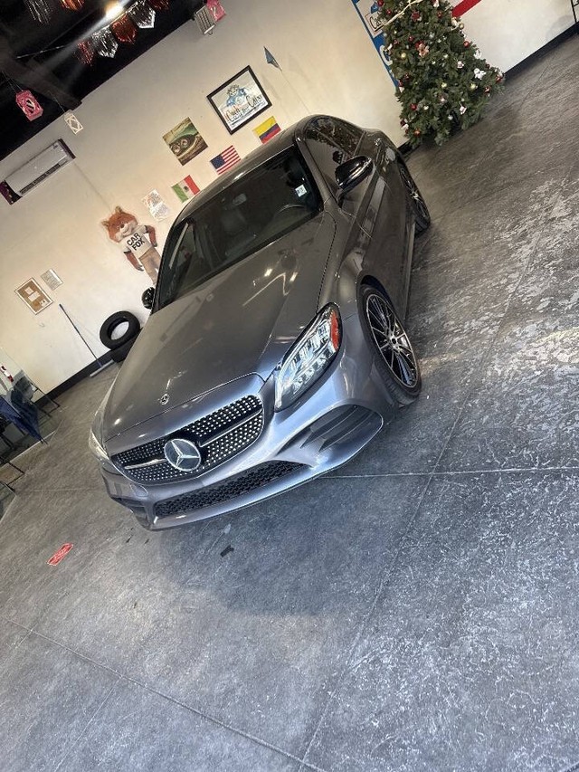 Mercedes-Benz C-Class Vehicle Full-screen Gallery Image 12