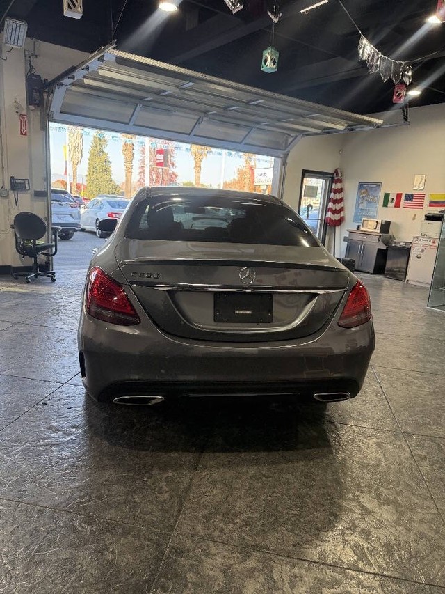 Mercedes-Benz C-Class Vehicle Full-screen Gallery Image 22