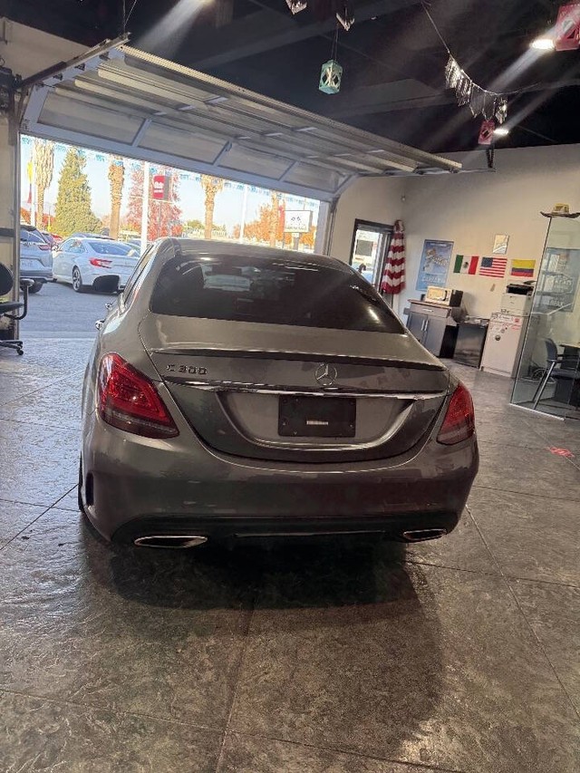 Mercedes-Benz C-Class Vehicle Full-screen Gallery Image 23