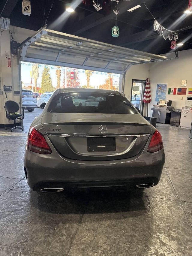 Mercedes-Benz C-Class Vehicle Full-screen Gallery Image 26