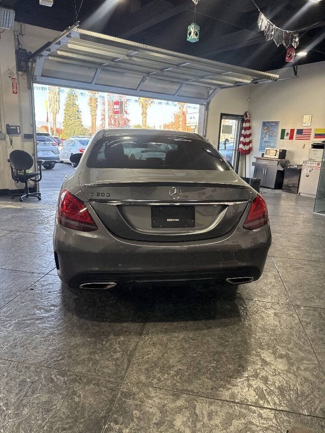 Mercedes-Benz C-Class Vehicle Full-screen Gallery Image 27